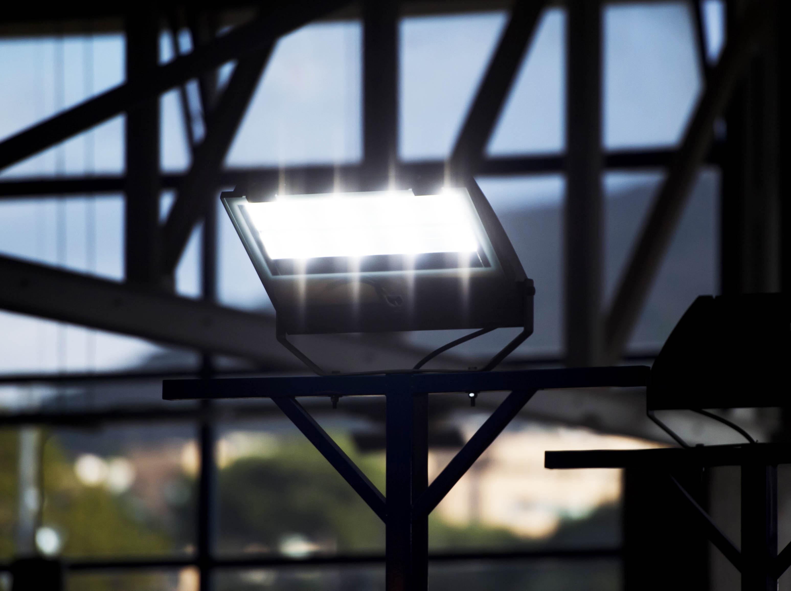 LUZ PISTA TENIS